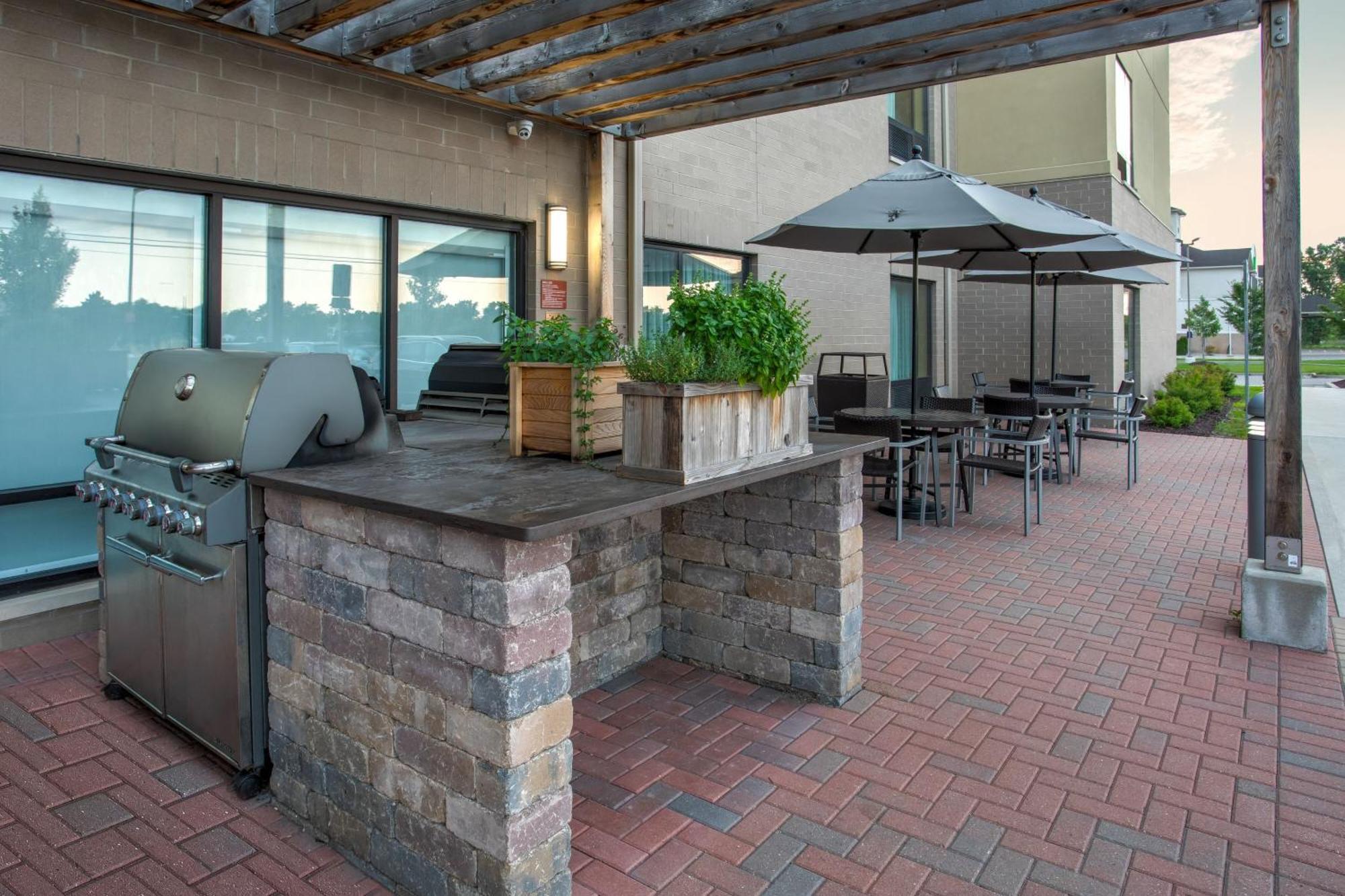 Towneplace Suites By Marriott Detroit Belleville Exterior foto